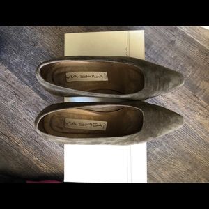 Soft olive leather pumps